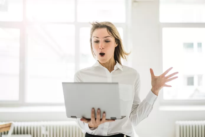 Vrouw staat recht met laptop in de maand en geniet van supersnel internet dankzij fiber