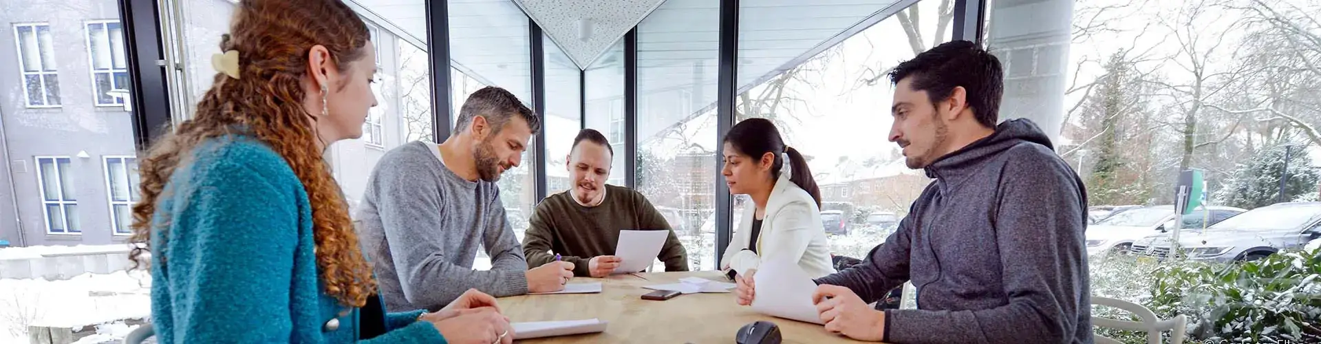 Groep van mannen en vrouwen bekijken hun autoverzekering