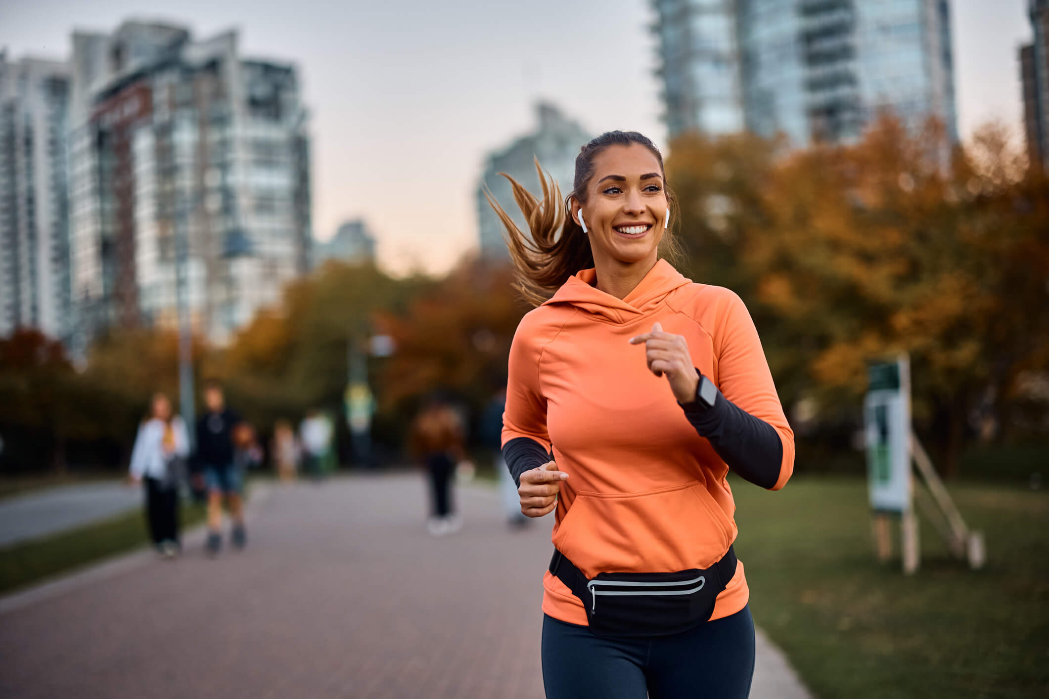 Vrouw luistert naar Spotify tijdens het sporten.