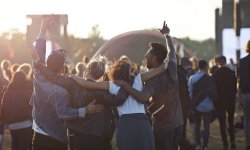 Vrienden genieten van een festival.