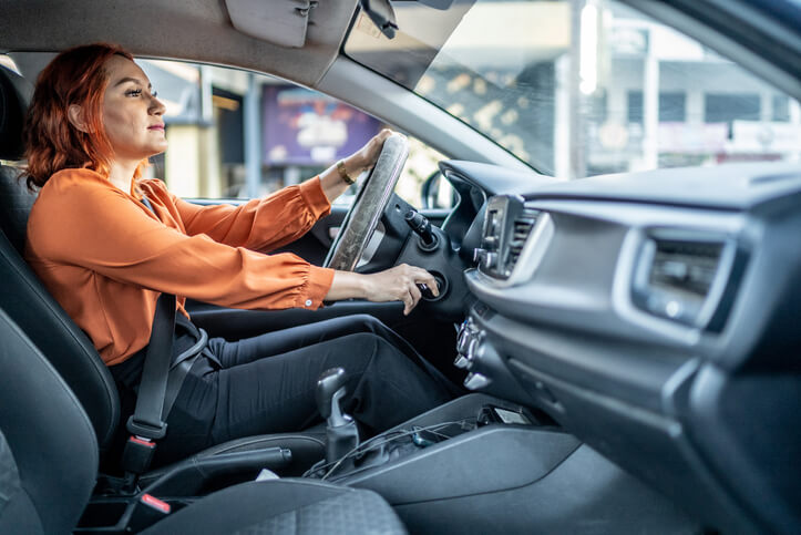 Vrouw maakt proefrit met een nieuwe auto.