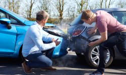 Twee chauffeurs botsen tegen elkaar en hebben een auto-ongeval