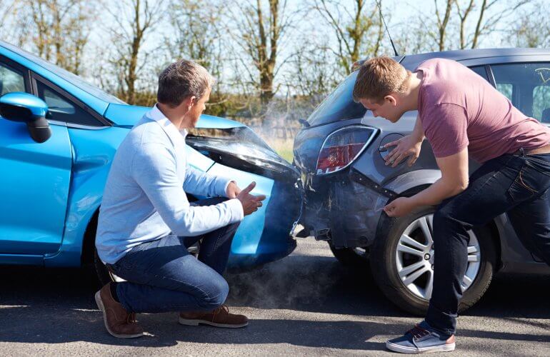 Twee chauffeurs botsen tegen elkaar en hebben een auto-ongeval