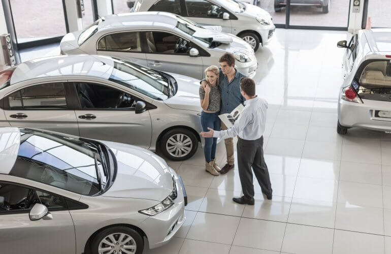 Koppel staat bij autodealer om een witte auto te kopen