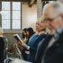 Familieleden van overledene zingen Afscheid van een vriend tijdens begrafenis in de kerk