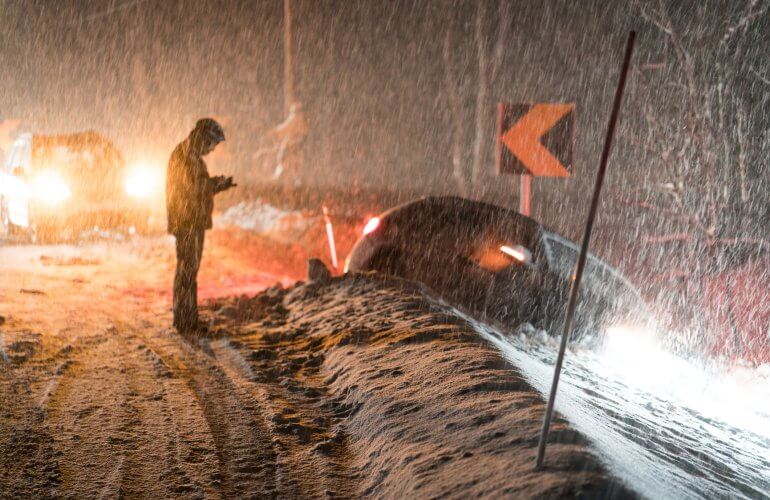 Man belt hulpdiensten nadat hij bij hevige sneeuw met zijn auto in de berm is beland